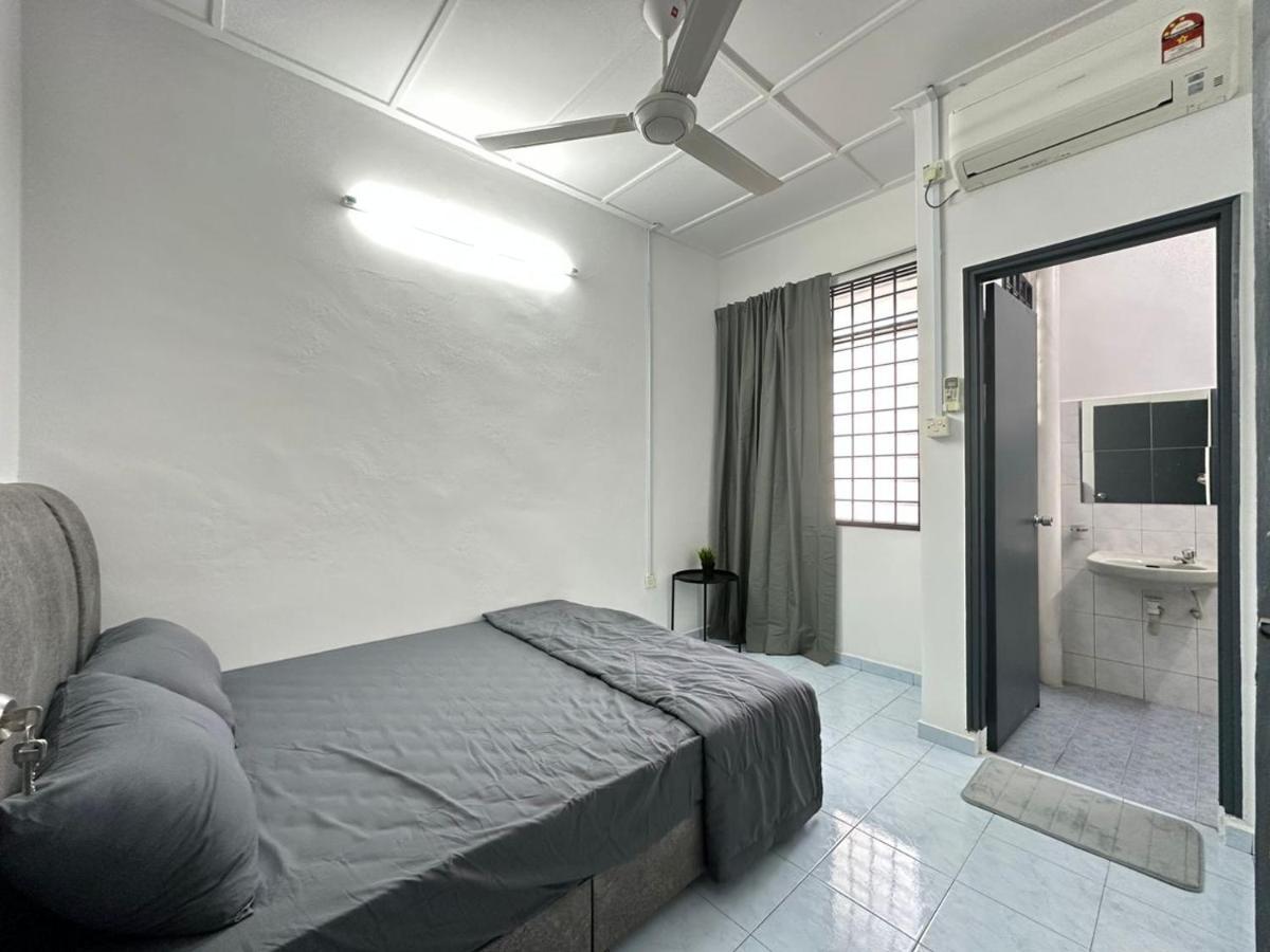 Rumah liburan Permas Double Storey 8 Pax Wifi Netflix