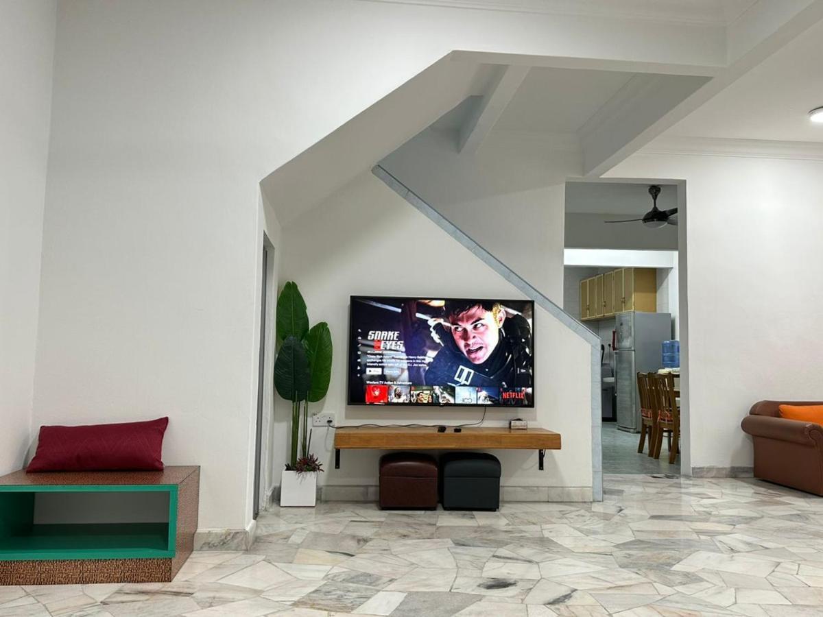 Rumah percutian Permas Double Storey 8 Pax Wifi Netflix *