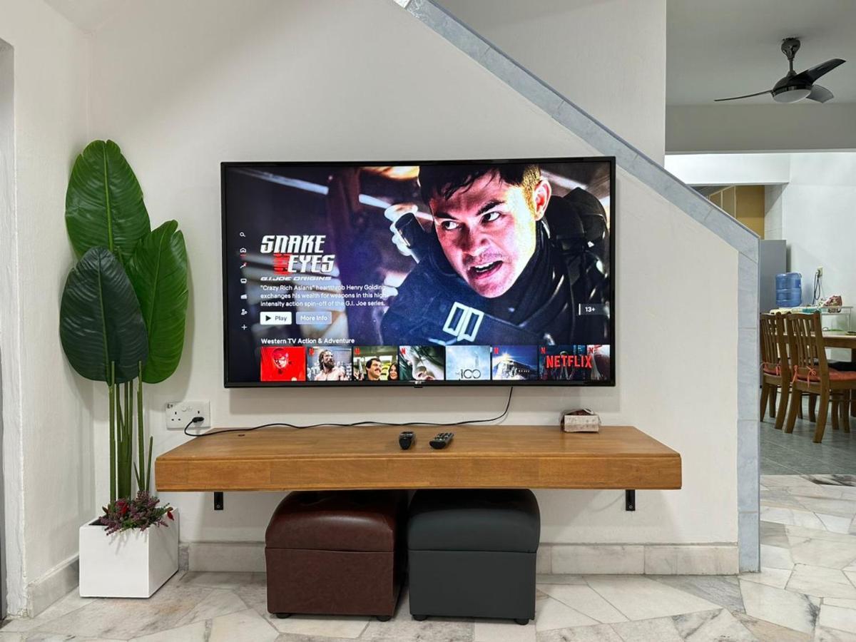Rumah percutian Permas Double Storey 8 Pax Wifi Netflix Johor Bahru
