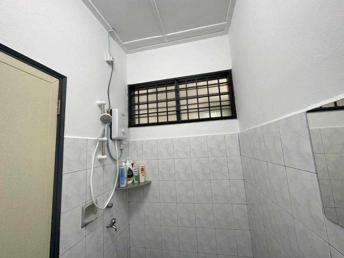 Rumah percutian Permas Double Storey 8 Pax Wifi Netflix